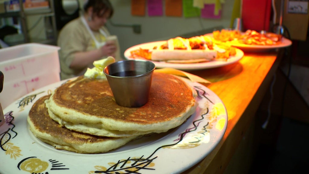Modern Times Cafe closing at end of year after providing 30,000 free meals in wake of ICE surge — WCCO / CBS Minnesota, New Hope Dining news