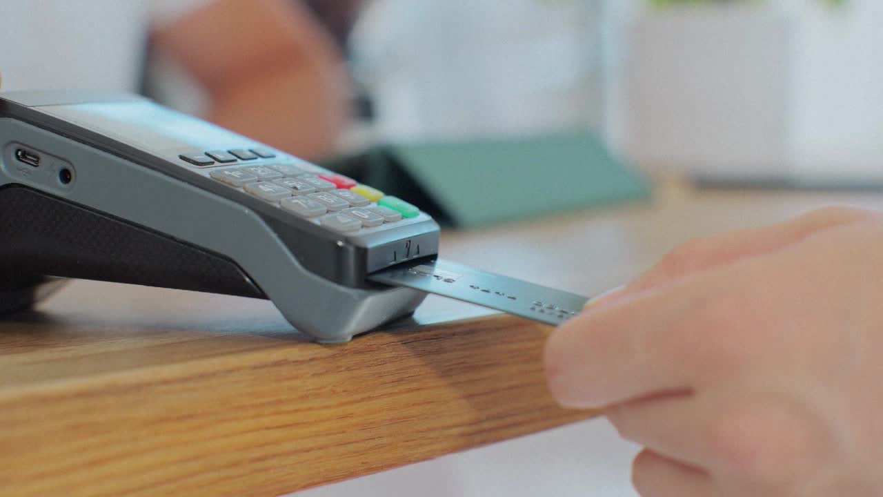 Avoiding fees when holiday shopping — New Hope Business news